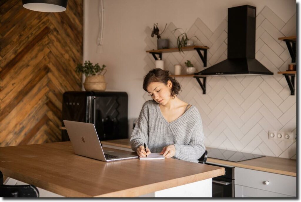 Woman-with-laptop
